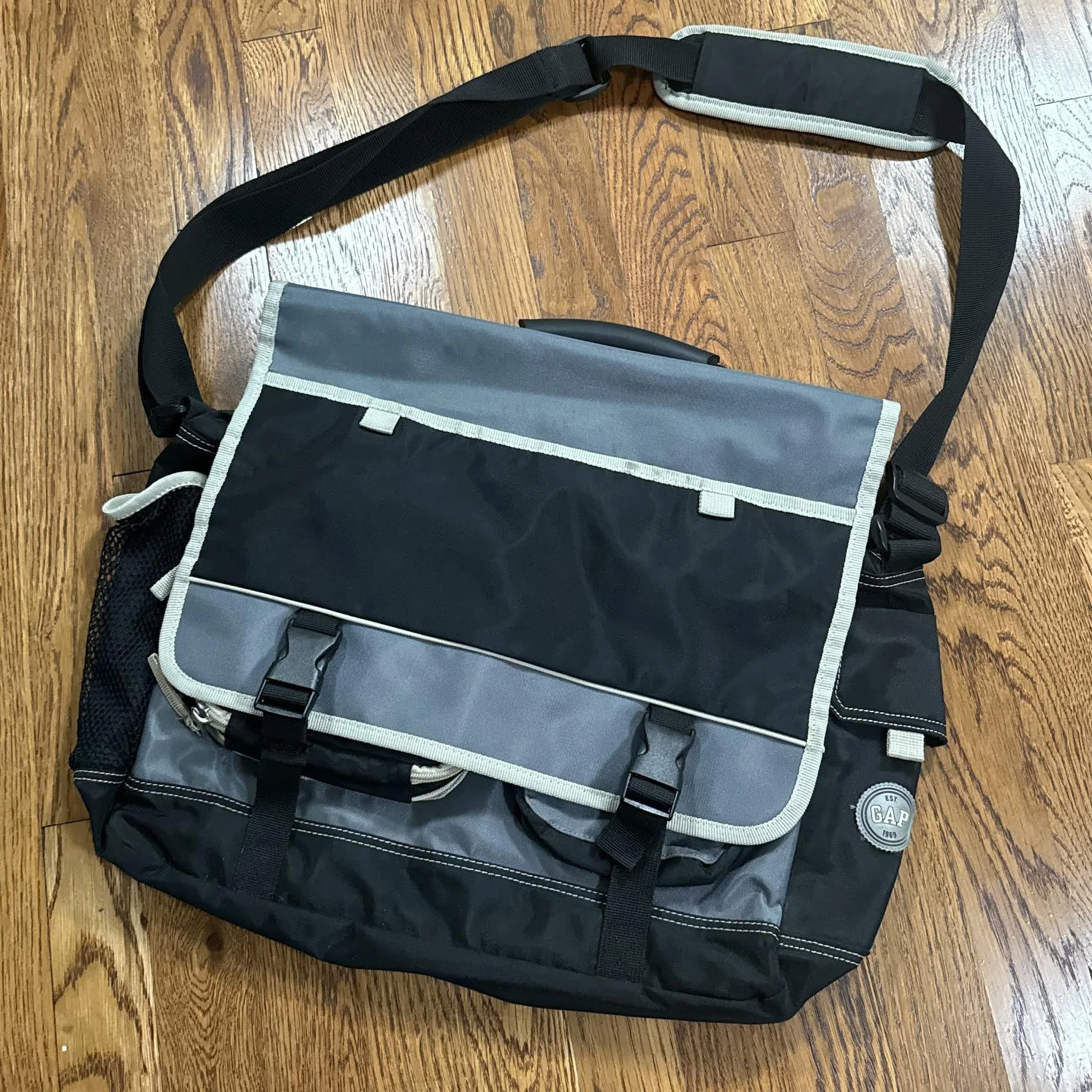 Vintage Gap EST 1969 Black / Grey Messenger Bag — RootsBK